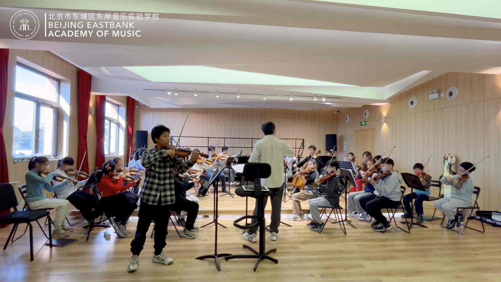 周六学校乐团演出前的彩排