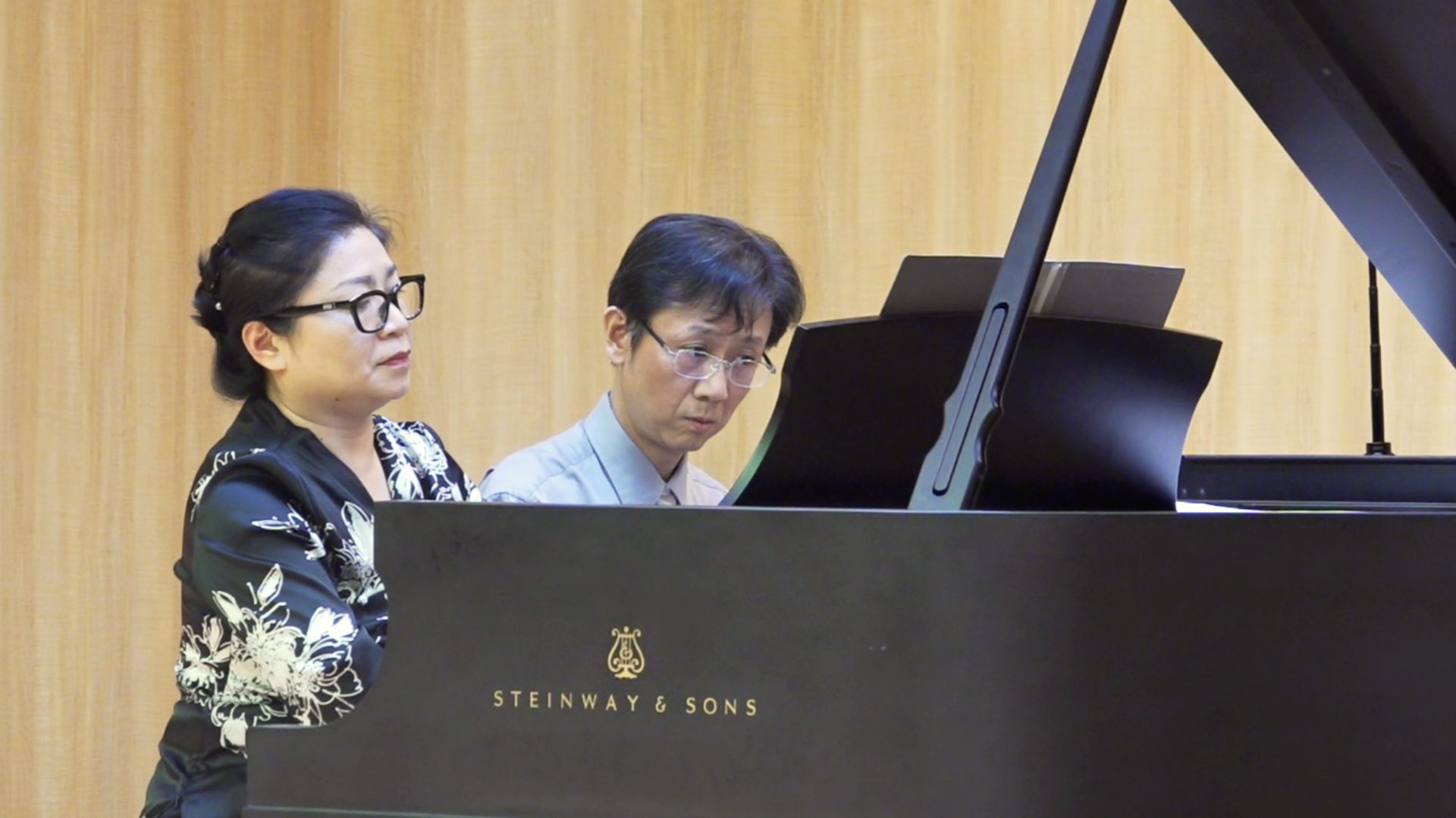 Four-hand piano duet – Teachers Hu Xiaoxue and Guan Changxin perform “Little Daddy and Little Mommy”